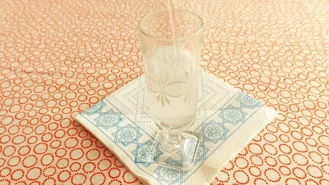 Elegant Hydration: Pouring Water with Patterned Charm Vidéo 311500629