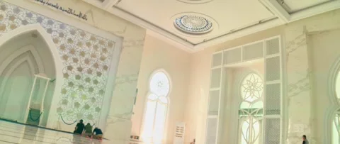 Elegant Islamic Mosque Interior with Intricate Architectural Details and Natural Vídeo Stock 332417367