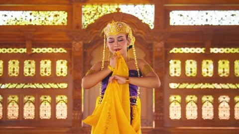 Elegant Javanese Dancer Posing with Yellow Scarf in Center of Hall Vídeos de archivo 280600138
