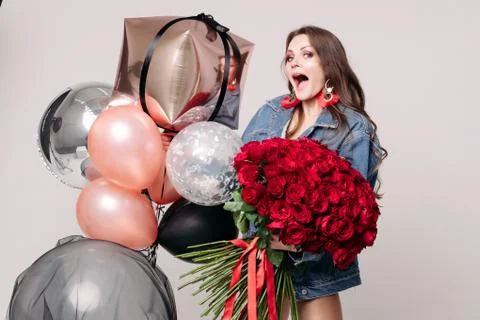 Elegant lady screaming while getting presents on holiday. Foto stock
