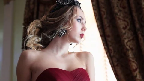 Elegant model leaning on sofa Vidéo 79004831