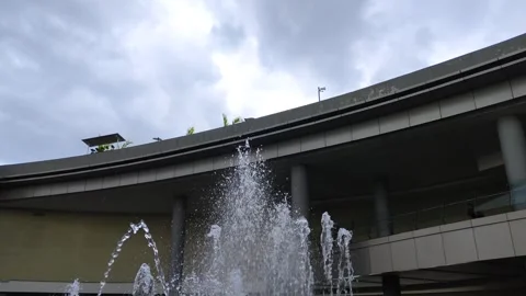 Elegant modern architecture featuring a dynamic fountain Video stock 304061594
