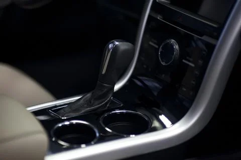 Elegant modern car console with automatic transmission. Foto stock