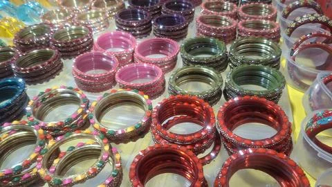 Elegant new design glass bangle featuring vibrant colors and intricate patterns Stock-Fotos