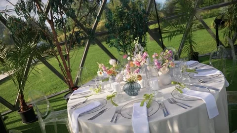 Elegant Outdoor Dome Event Table with Floral Centerpieces in Sunlight 库存影片 345233700