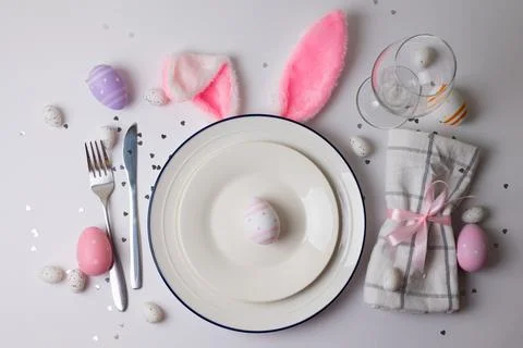 Elegant Pastel Easter Table Display. Charming Springtime Table Arrangement With Foto stock