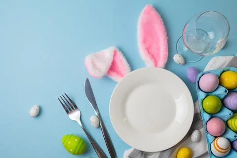 Elegant Pastel Easter Table Display. Charming Springtime Table Arrangement With Foto stock