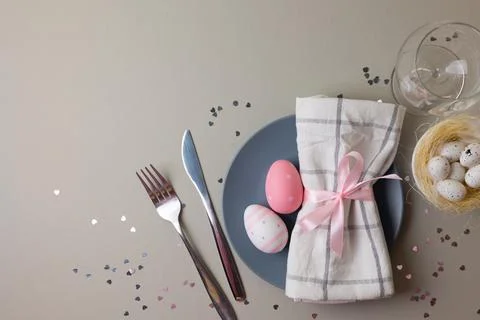 Elegant Pastel Easter Table Display. Charming Springtime Table Arrangement With Foto stock