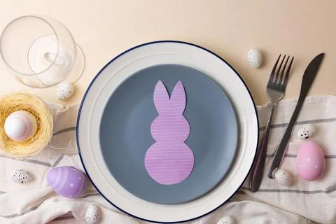 Elegant Pastel Easter Table Display. Charming Springtime Table Arrangement With Foto stock