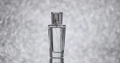 Elegant Perfume Bottle With Abstract Silver Bokeh Background Vidéo 342805676