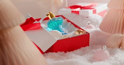 An elegant perfume bottle makes a fine holiday present. Vídeo Stock 346553313