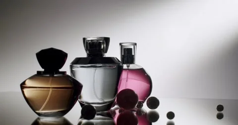 Elegant Perfume Bottles Displayed Against Minimalistic Background Reflections Vidéo 342804670