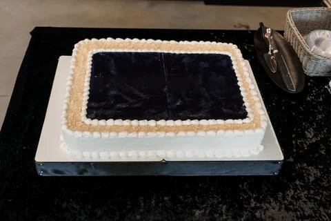 Elegant Rectangular Cake on Black Velvet Surface with Vanilla Frosting and .. Stockfoto's