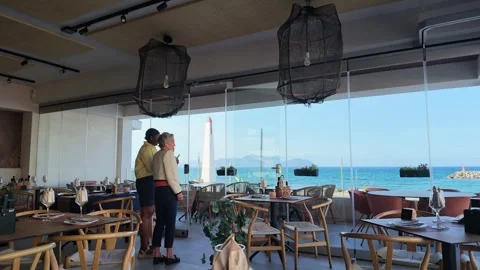 Elegant seaside restaurant interior with ocean view Vídeo Stock 337325919