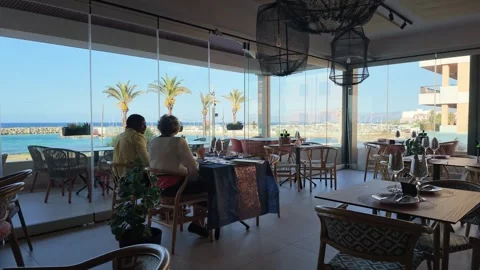 Elegant seaside restaurant interior with ocean view Vídeo Stock 337325932