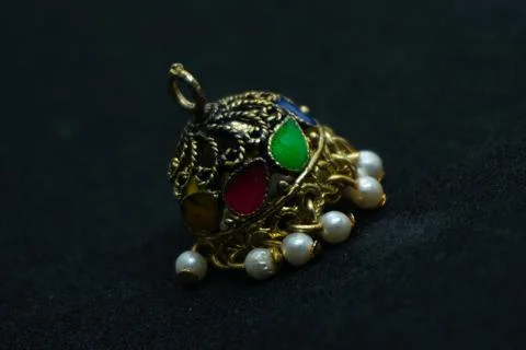 Elegant solid yellow and silver gold rings, necklaces, and more crafted Fotos Stock