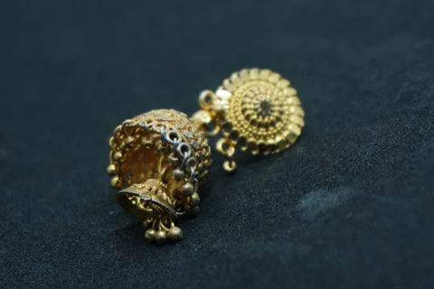 Elegant solid yellow and silver gold rings, necklaces, and more crafted Stock-Fotos