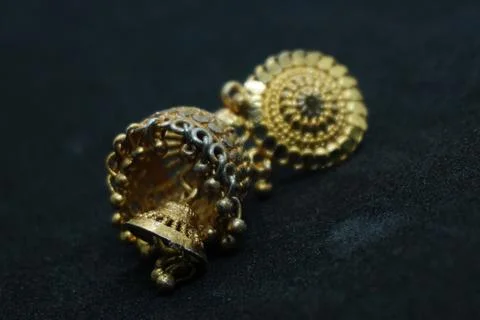Elegant solid yellow and silver gold rings, necklaces, and more crafted Stock-Fotos