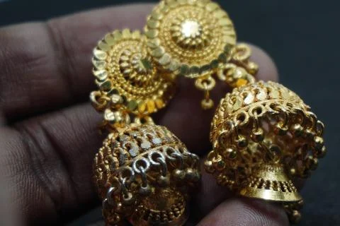Elegant solid yellow and silver gold rings, necklaces, and more crafted Stock-Fotos
