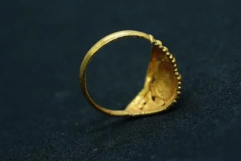Elegant solid yellow and silver gold rings, necklaces, and more crafted Stock-Fotos