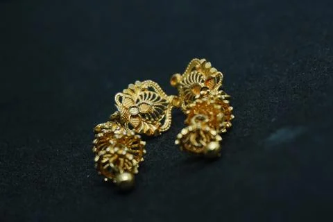 Elegant solid yellow and silver gold rings, necklaces, and more crafted Fotos Stock