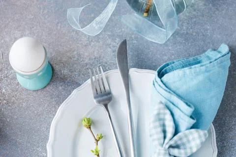 Elegant Spring Table Setting with Egg and Napkin Foto stock