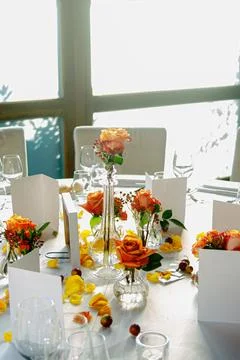 Elegant Table Decor Featuring Yellow Roses and Petals Arrangement in Natura.. Foto stock