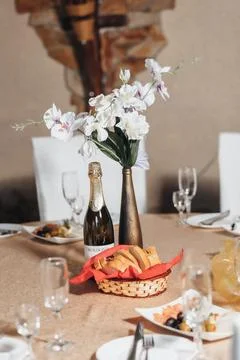 Elegant table set with champagne, bread, and flowers Foto stock