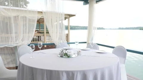 Elegant table setting in a beautiful environment 스톡 동영상 240002751