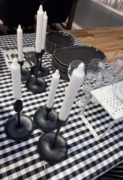 Elegant table setting with candles and dinnerware, concept of modern dining a Foto stock