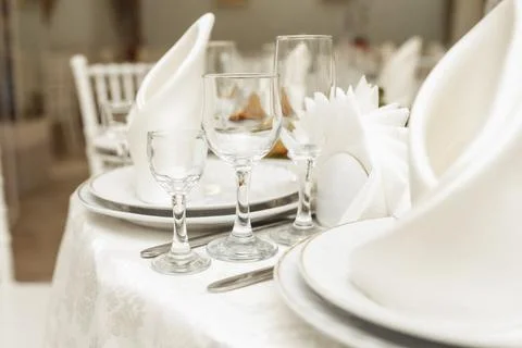 Elegant table setting with crisp white linens Foto stock