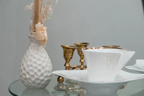 Elegant Table Setting with Decorative Elements and Fine China Stockfoto's
