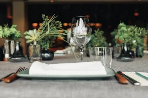 Elegant table setting for fine dining experience Foto stock