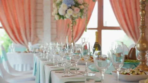 Elegant Table Setting with Flowers and Champagne Stockbeeldmateriaal 328962972