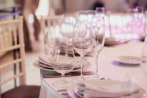 Elegant Table Setting With Glassware, Soft Pink Lighting, Neatly Folded Napkins Stock-Fotos