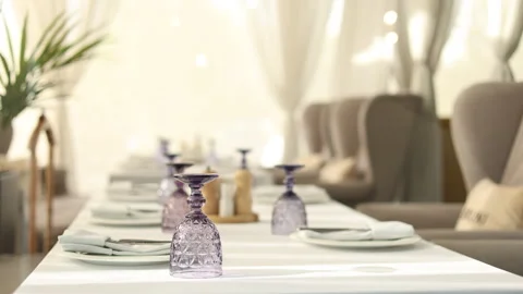Elegant table setting in luxury restaurant. interior Vidéo 318769888