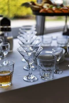 Elegant Table Setting with Martini Glasses and Fruit Platter1 Fotos Stock