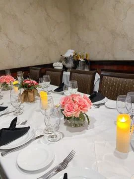 Elegant table setting with pink flowers and champagne Stock-Fotos