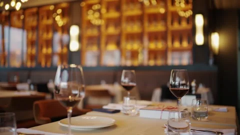 Elegant table setting with red wine glasses in a high end restaurant interi.. Stockbeeldmateriaal 339755188