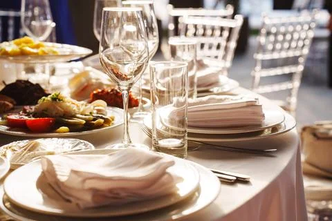 Elegant table setup with fine dining and decorative elements outdoors Stockfoto's