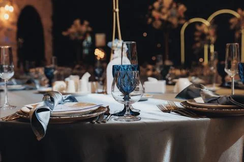 Elegant table setup glows under warm, soft lighting Stock-Fotos