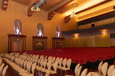 Elegant theater interior with red seats Foto stock