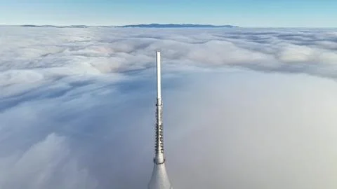 Elegant Tower Above Clouds, Vertical Spire Reaching Over Tranquil Cloudscap.. Foto stock