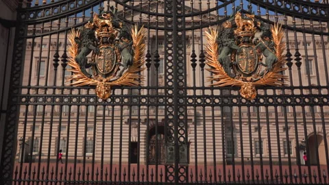 An Elegant View of Buckingham Palace Gates Located in London, Captivating and Vídeos de archivo 308745657