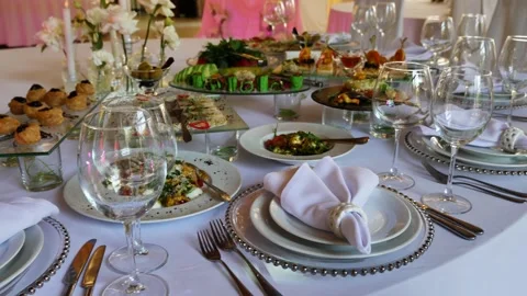 Elegant wedding banquet table setting with white napkins 库存影片 340292602