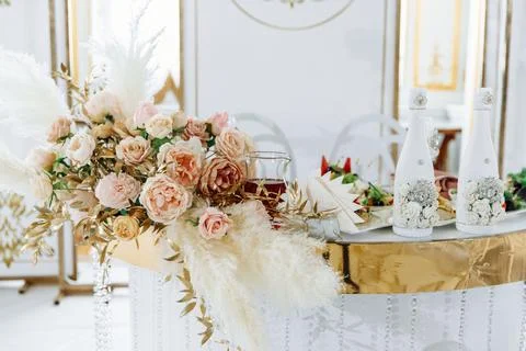 Elegant wedding reception table decorated with a lush floral centerpiece of Stock Photos