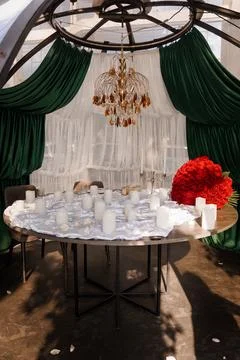 Elegant Wedding Reception Table Set with Red Roses, White Candles and Gold .. 스톡 사진