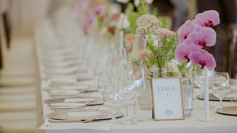 Elegant Wedding Reception Table Setting with Floral Arrangements Stockbeeldmateriaal 332686689
