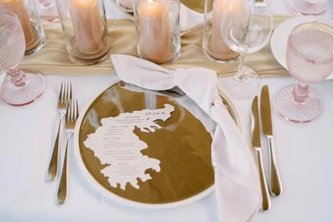 Elegant wedding reception table setting with candles Stock-Fotos