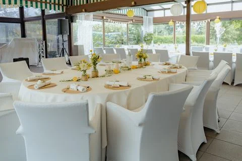 Elegant Wedding Reception Table Setup with Floral Decor Foto stock